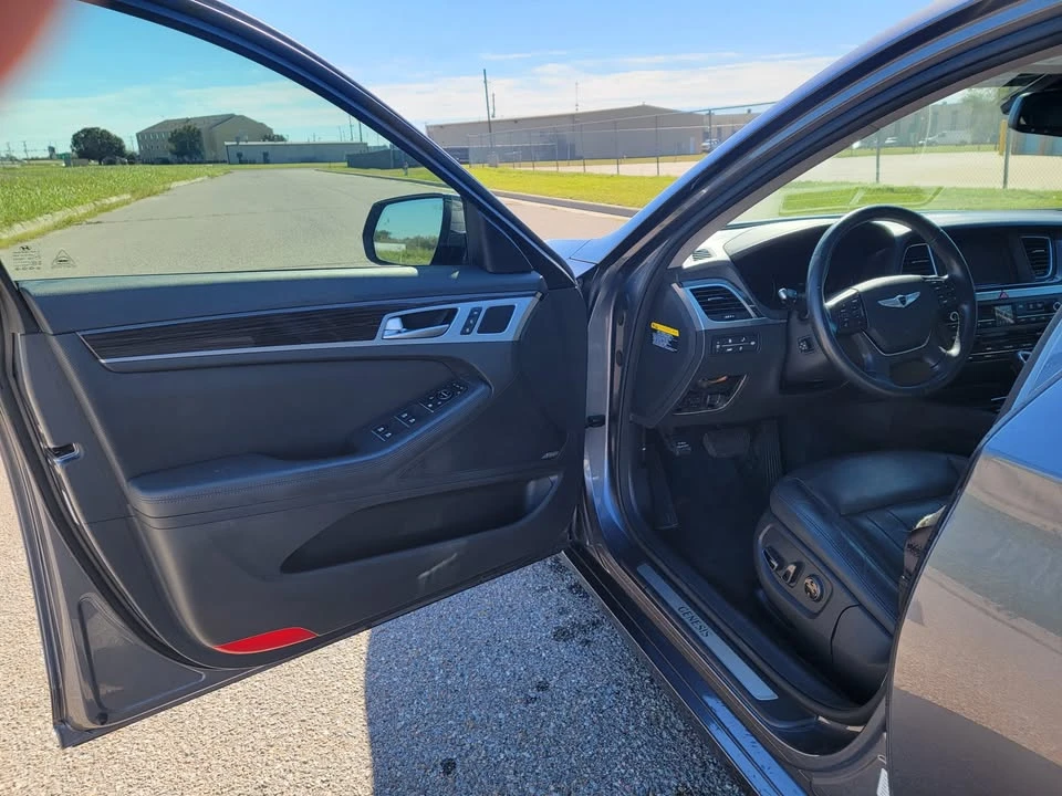 2016 Hyundai Genesis - Image 9 of 17
