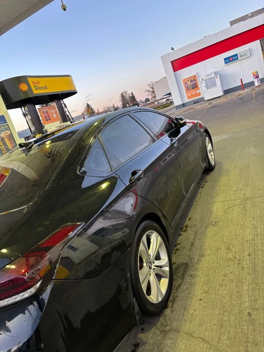 2016 Hyundai Genesis - Image 2 of 11