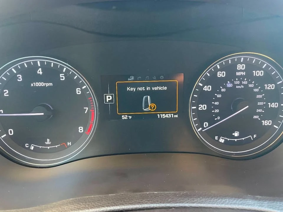 2016 Hyundai Genesis - Image 10 of 12
