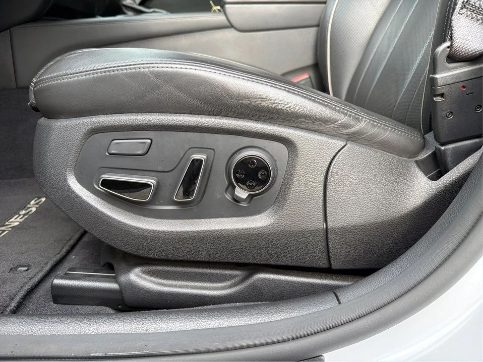 2016 Hyundai Genesis - Image 19 of 20