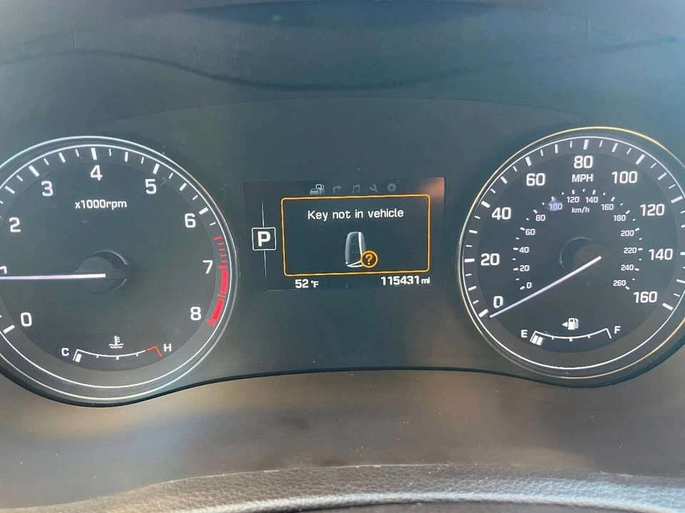 2016 Hyundai Genesis - Image 10 of 12