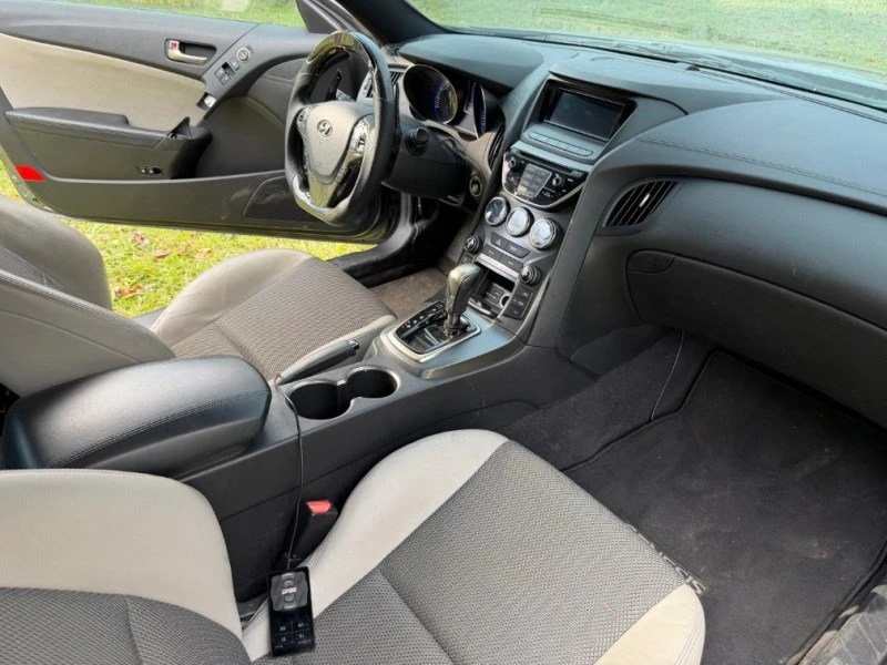 2016 Hyundai Genesis - Image 9 of 11