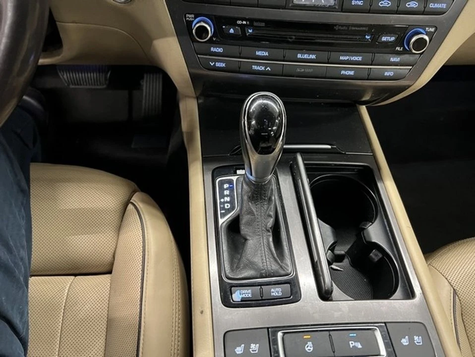 2016 Hyundai Genesis - Image 13 of 18