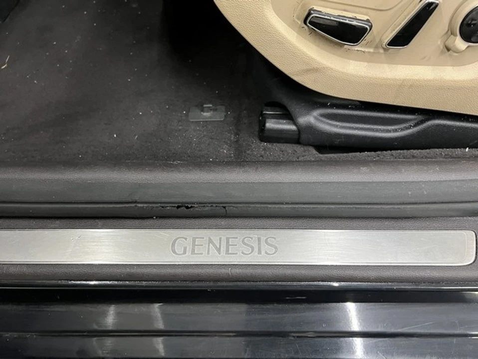 2016 Hyundai Genesis - Image 9 of 18