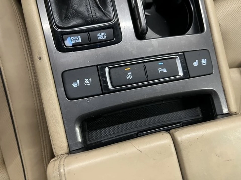 2016 Hyundai Genesis - Image 17 of 18