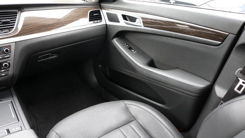 2016 Hyundai Genesis - Image 13 of 17