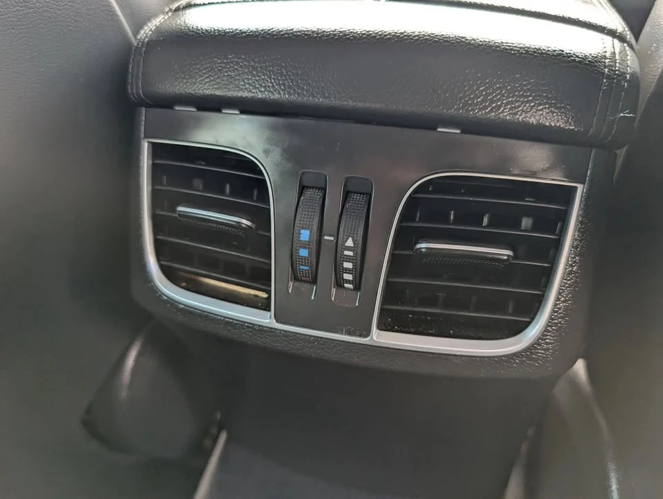 2016 Hyundai Genesis - Image 17 of 20