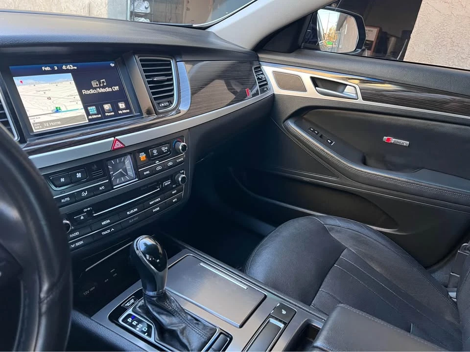 2016 Hyundai Genesis - Image 9 of 20