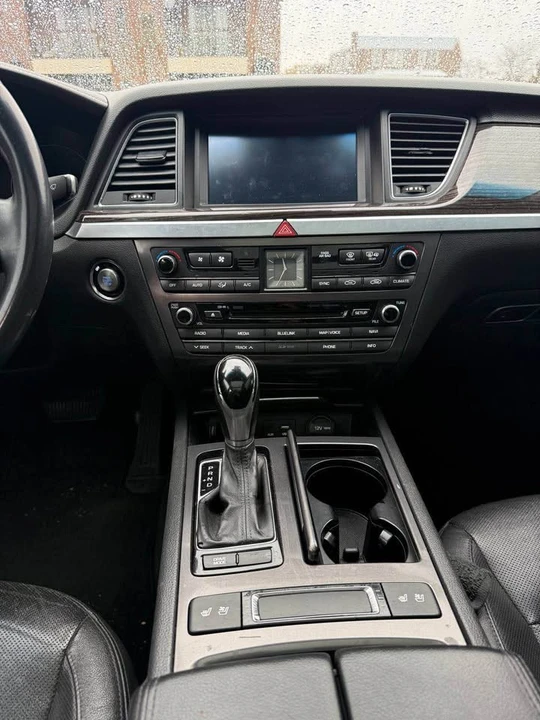 2016 Hyundai Genesis - Image 12 of 17