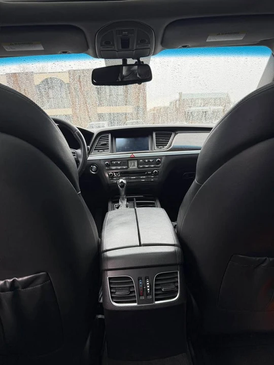 2016 Hyundai Genesis - Image 14 of 17