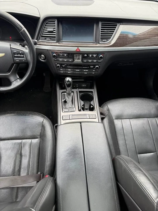 2016 Hyundai Genesis - Image 10 of 17