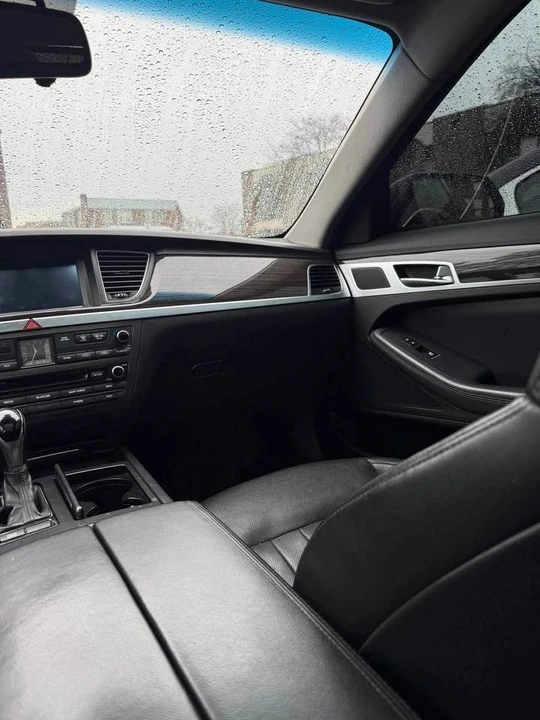 2016 Hyundai Genesis - Image 9 of 17