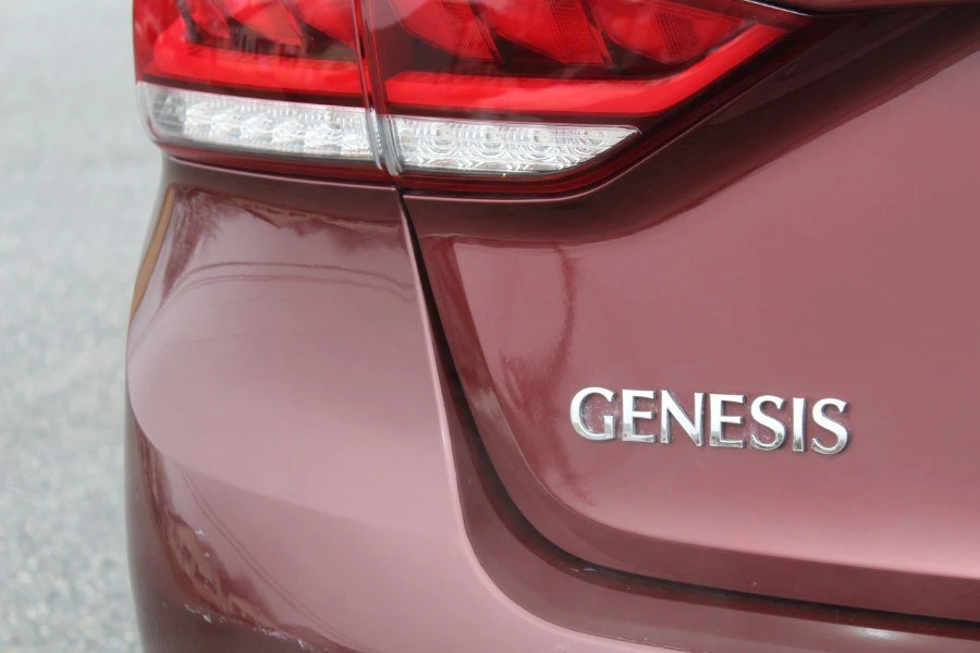 2016 Hyundai Genesis - Image 9 of 20