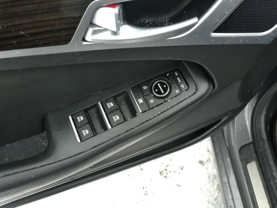 2016 Hyundai Genesis - Image 12 of 16