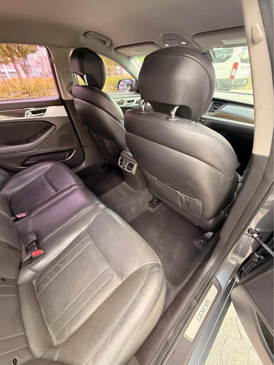 2016 Hyundai Genesis - Image 13 of 19