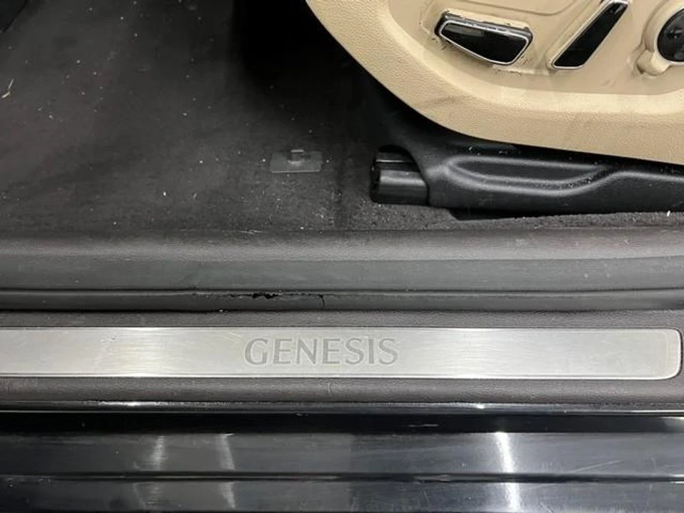 2016 Hyundai Genesis - Image 12 of 20