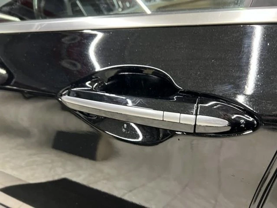 2016 Hyundai Genesis - Image 9 of 20