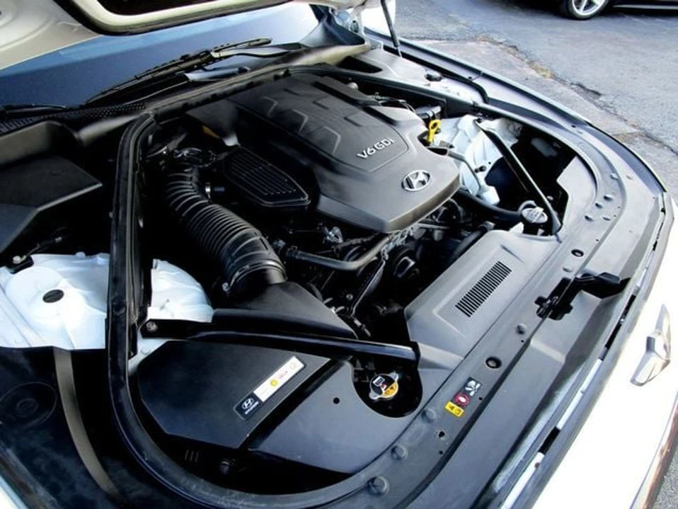 2016 Hyundai Genesis - Image 13 of 21