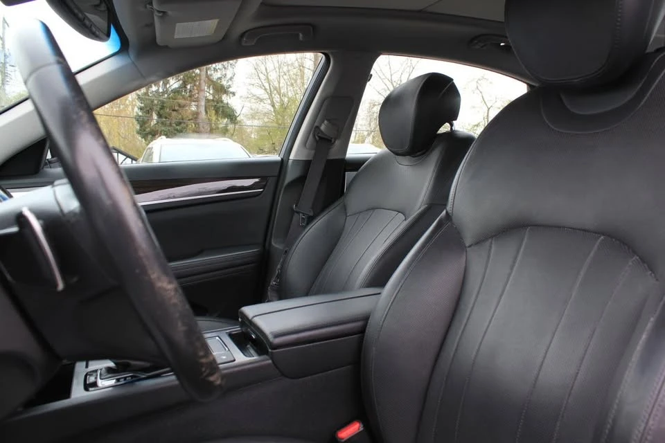 2016 Hyundai Genesis - Image 9 of 20