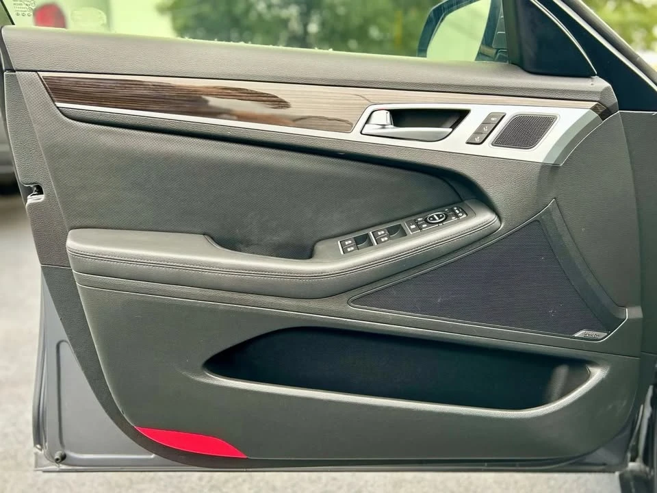 2016 Hyundai Genesis - Image 9 of 20