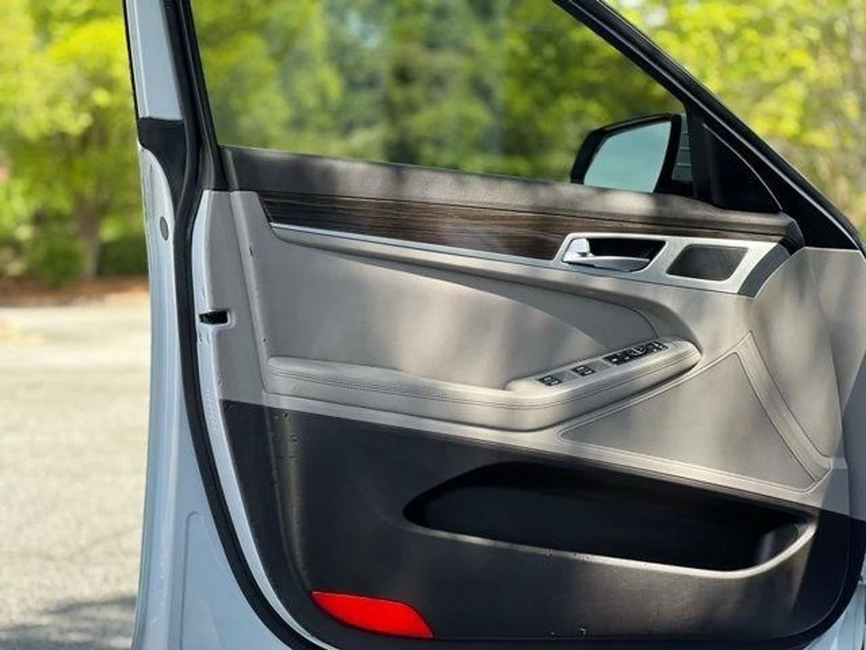2016 Hyundai Genesis - Image 10 of 20