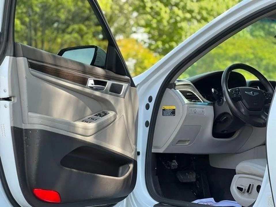 2016 Hyundai Genesis - Image 9 of 20