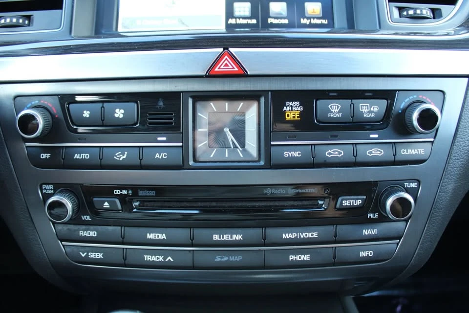 2016 Hyundai Genesis - Image 17 of 20