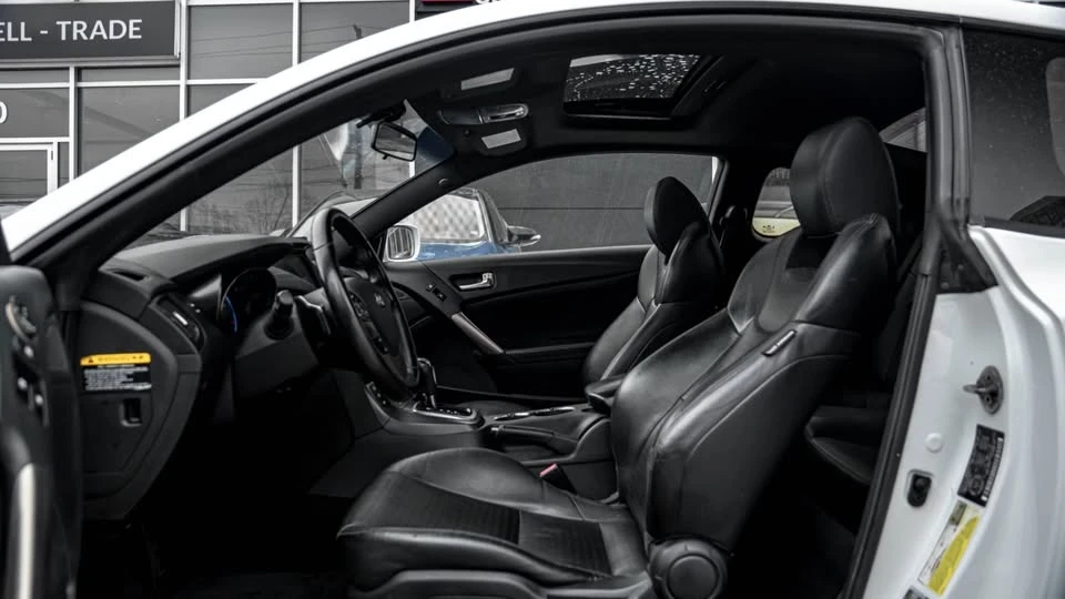 2016 Hyundai Genesis - Image 9 of 15