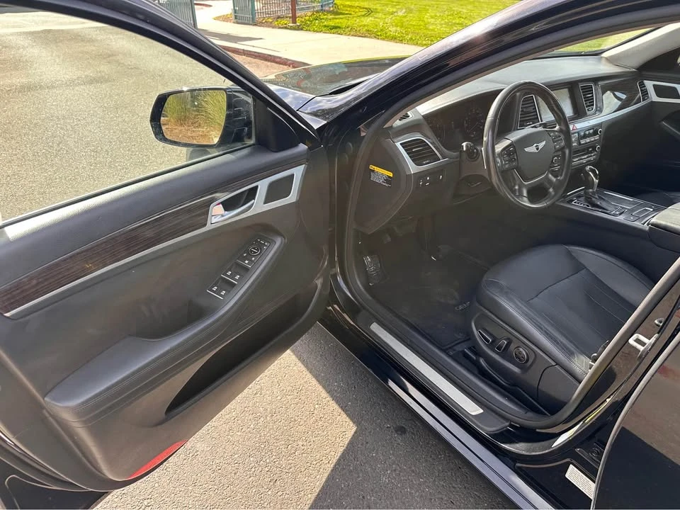 2016 Hyundai Genesis - Image 18 of 19