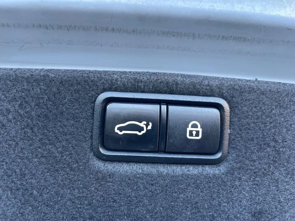 2016 Hyundai Genesis - Image 11 of 20