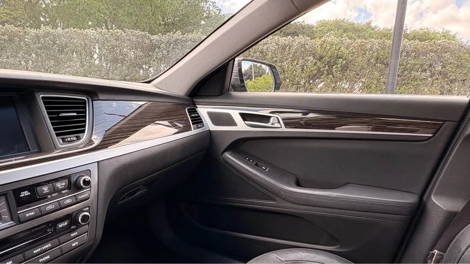 2016 Hyundai Genesis - Image 13 of 18