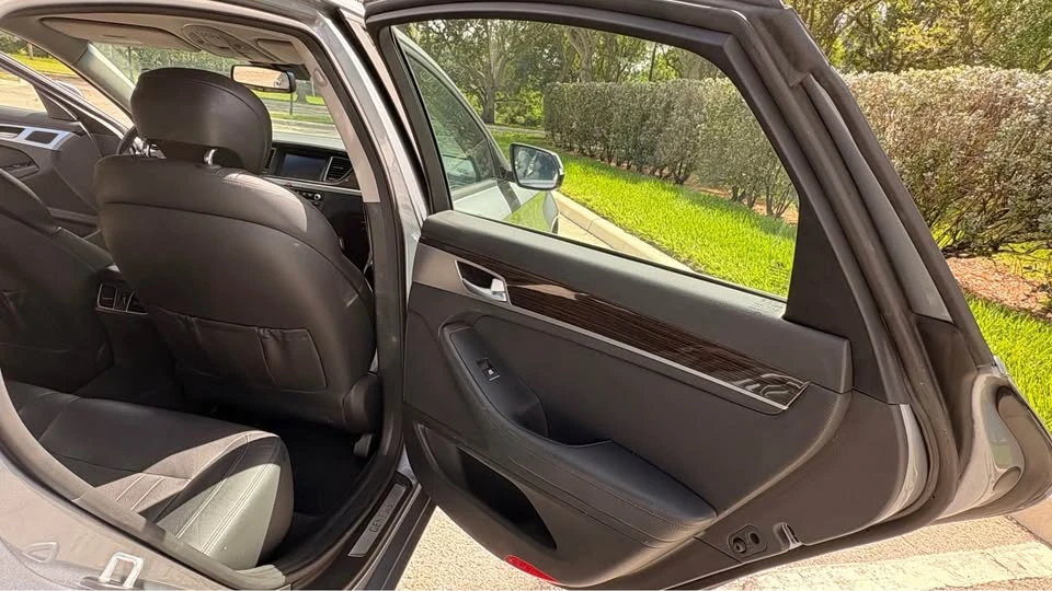 2016 Hyundai Genesis - Image 12 of 18