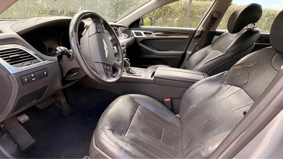 2016 Hyundai Genesis - Image 17 of 18