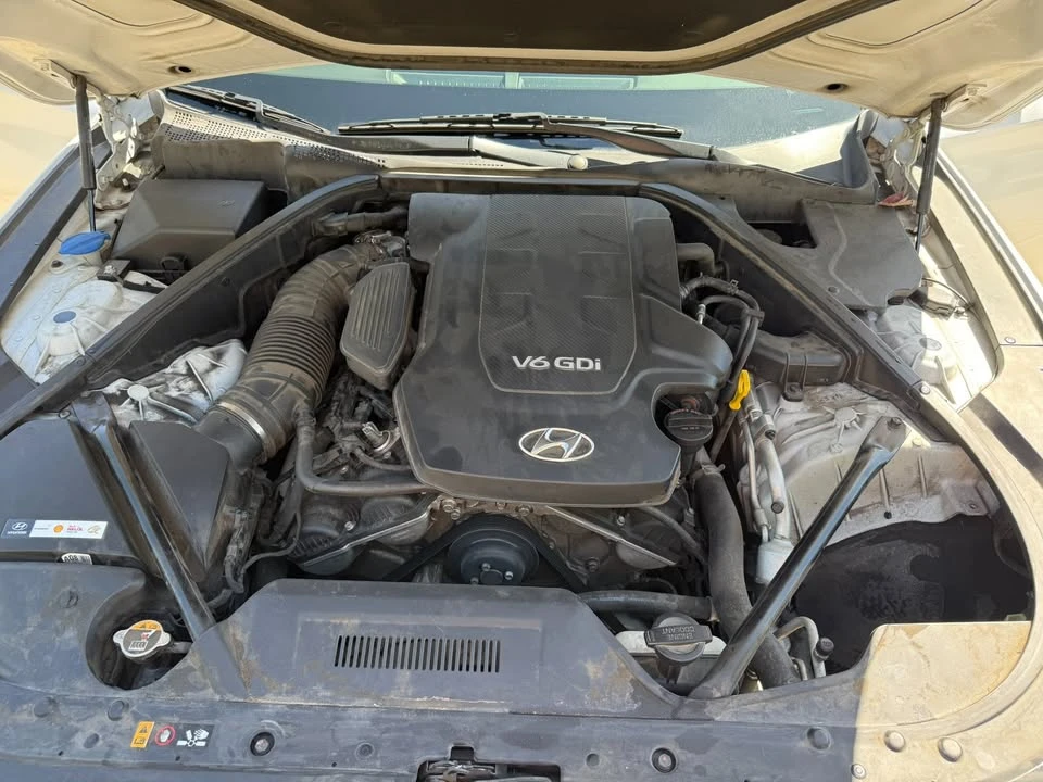 2016 Hyundai Genesis - Image 17 of 20