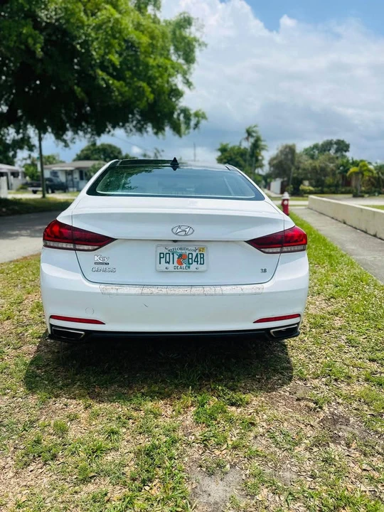 2016 Hyundai Genesis - Image 5 of 18