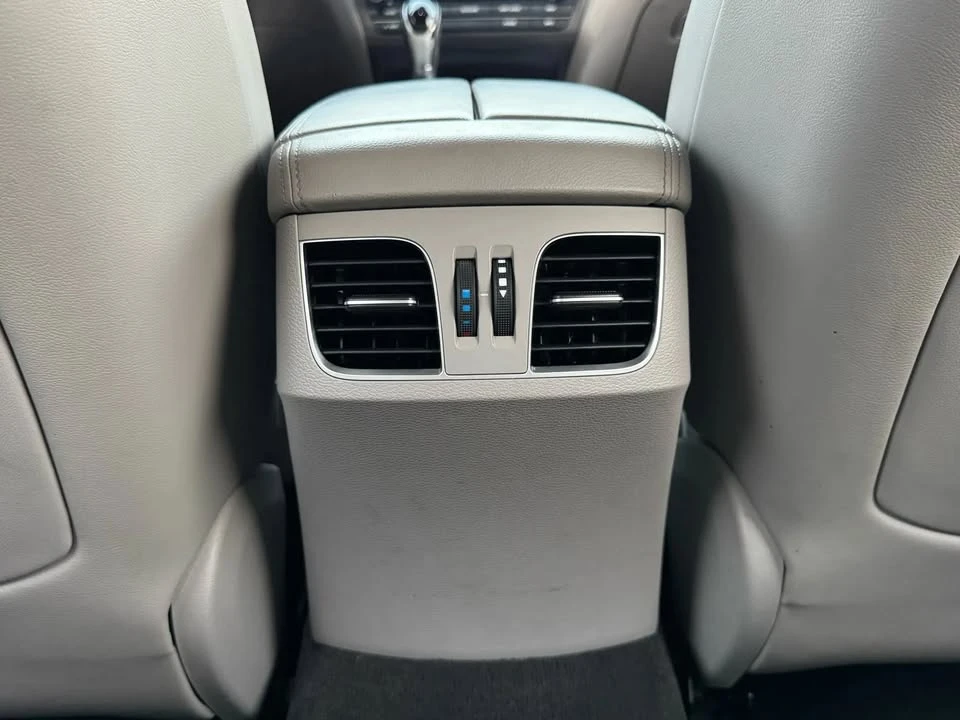2016 Hyundai Genesis - Image 17 of 20
