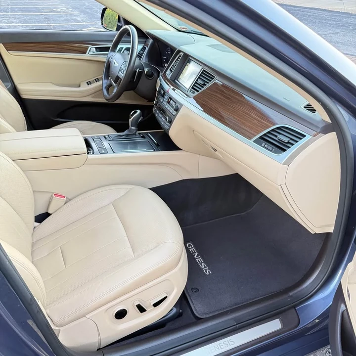 2016 Hyundai Genesis - Image 9 of 19