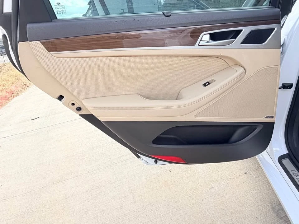 2016 Hyundai Genesis - Image 13 of 17