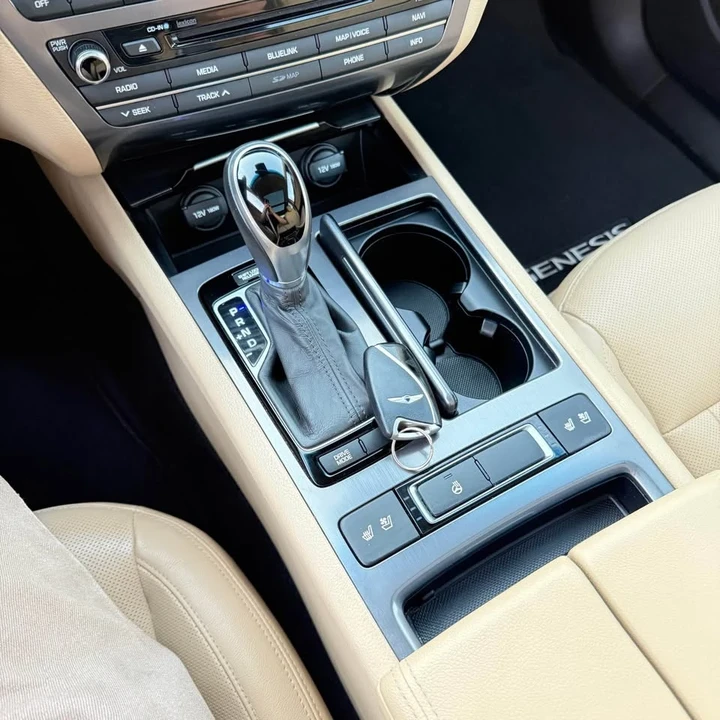 2016 Hyundai Genesis - Image 13 of 19