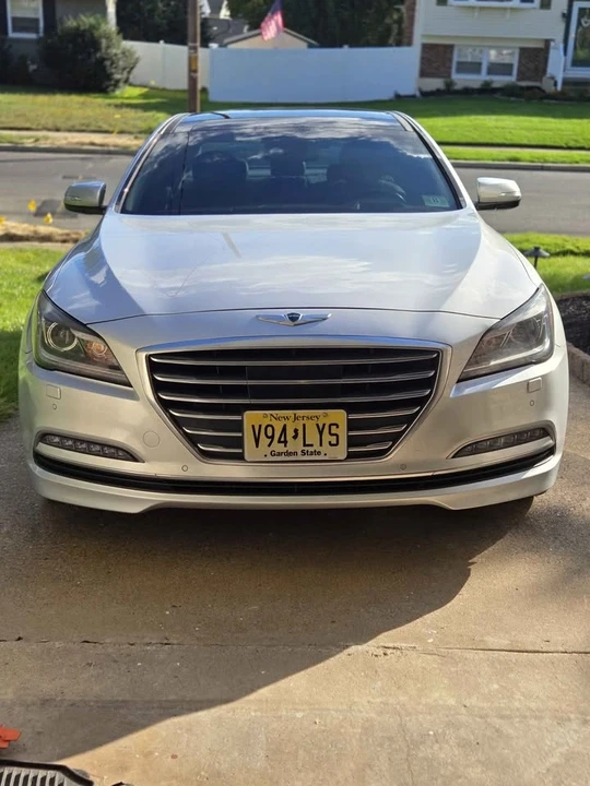 2016 Hyundai Genesis - Image 2 of 17