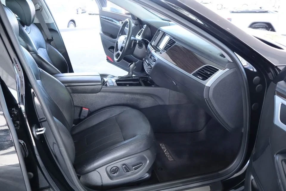 2016 Hyundai Genesis - Image 14 of 18