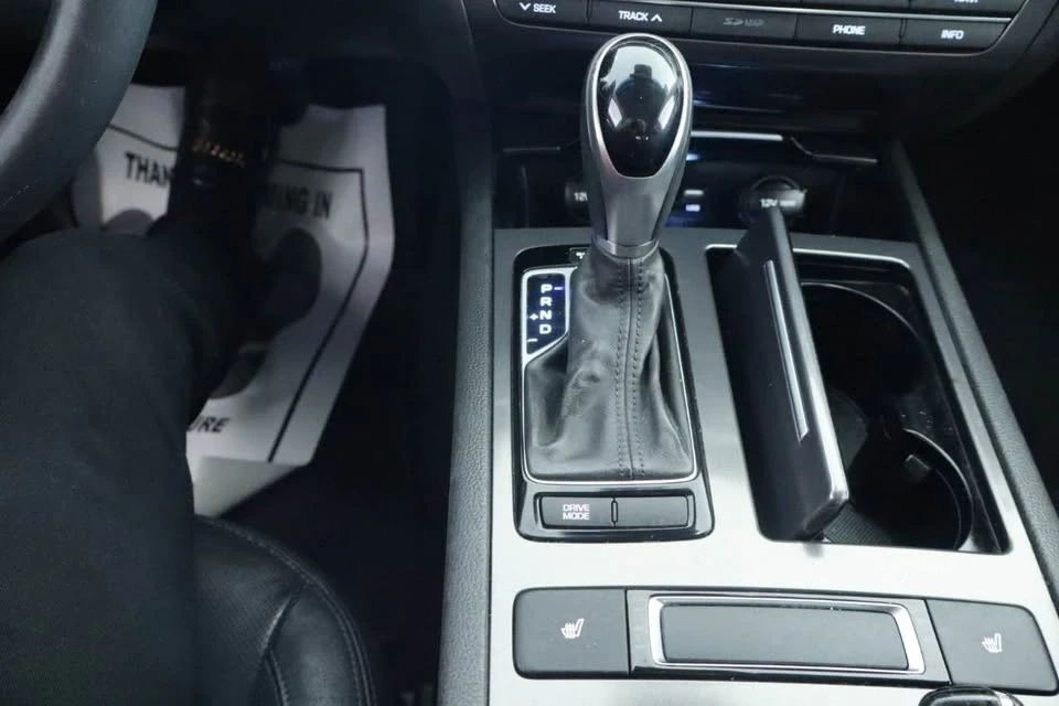 2016 Hyundai Genesis - Image 17 of 18