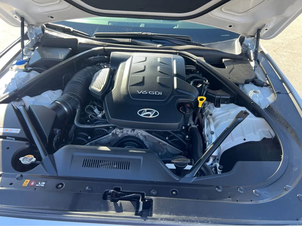 2016 Hyundai Genesis - Image 16 of 17