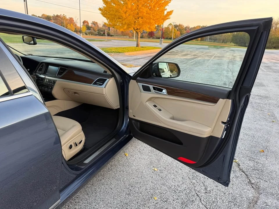 2016 Hyundai Genesis - Image 13 of 19