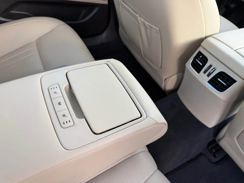 2016 Hyundai Genesis - Image 14 of 19