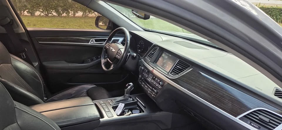 2016 Hyundai Genesis - Image 17 of 18