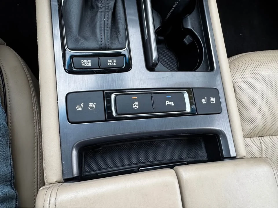 2016 Hyundai Genesis - Image 11 of 20