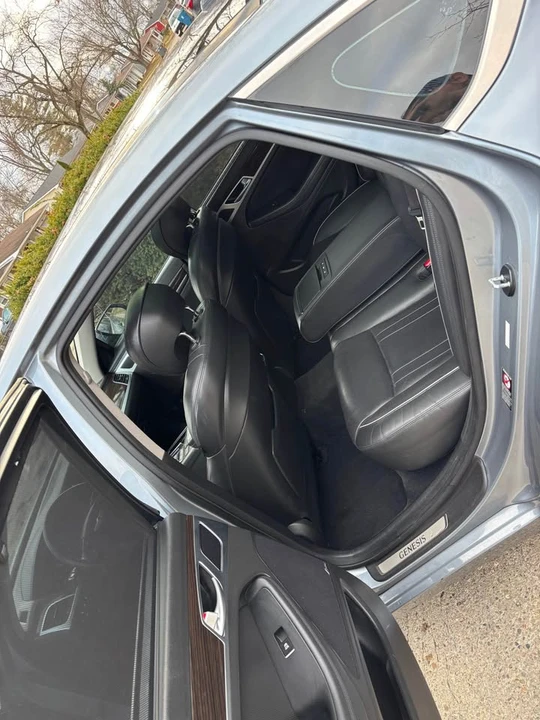 2016 Hyundai Genesis - Image 14 of 20