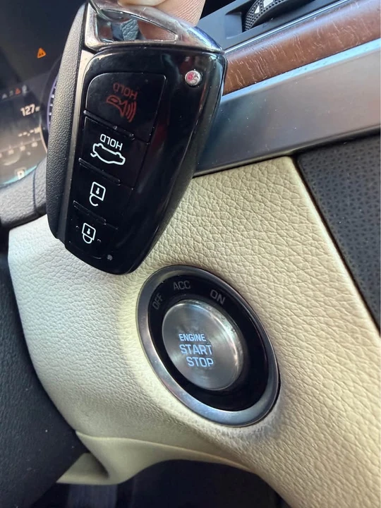 2016 Hyundai Genesis - Image 14 of 17