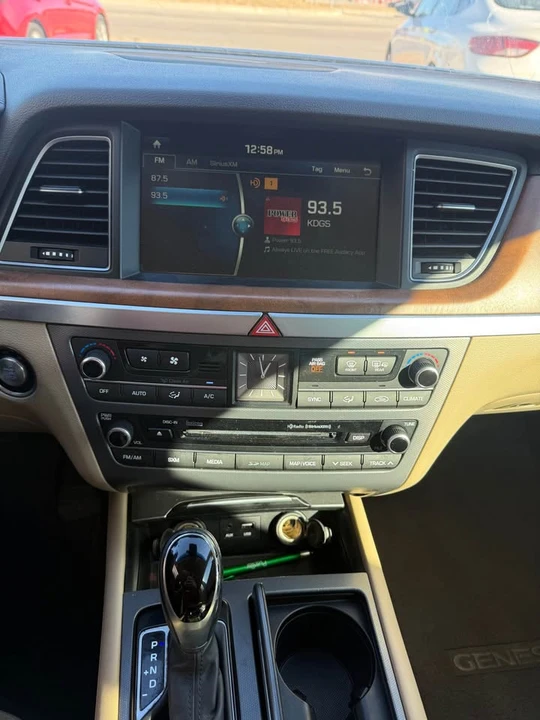 2016 Hyundai Genesis - Image 12 of 17